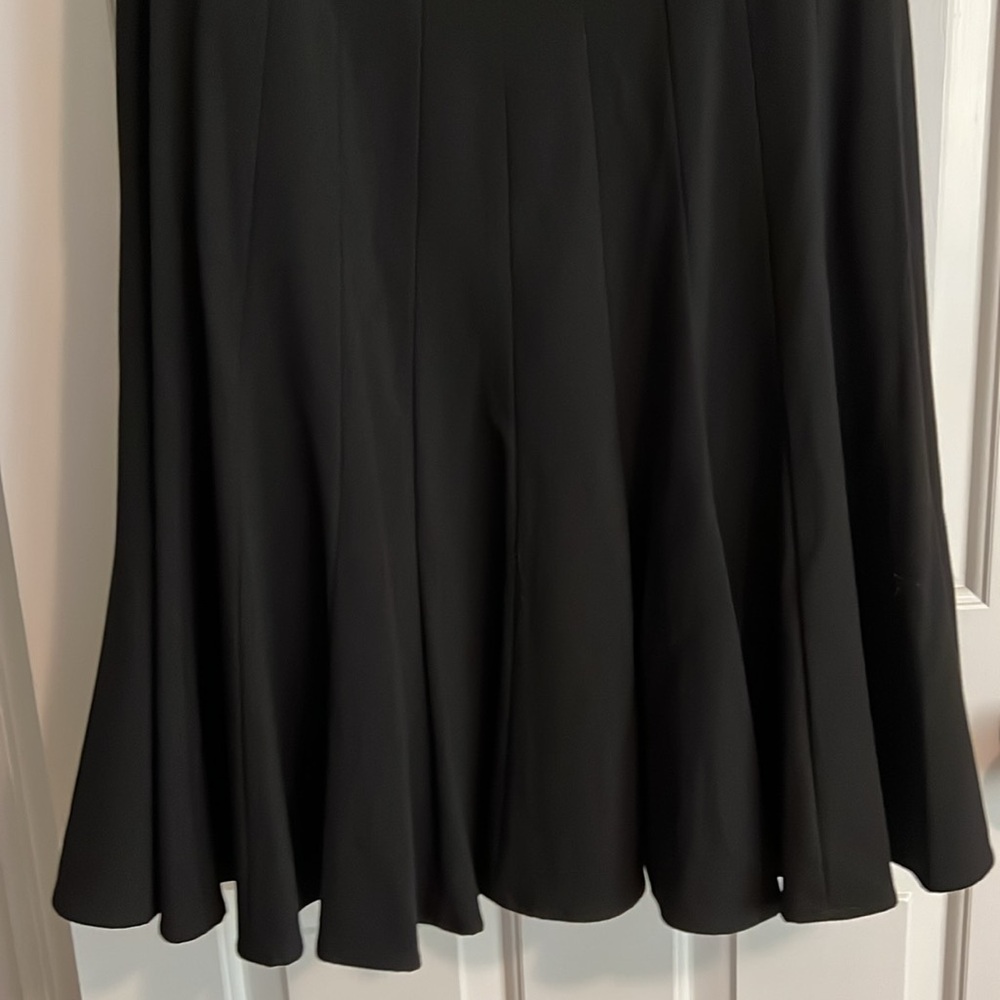 BNWT black lined sleeveless dress with flared bottom - Picture 4 of 4